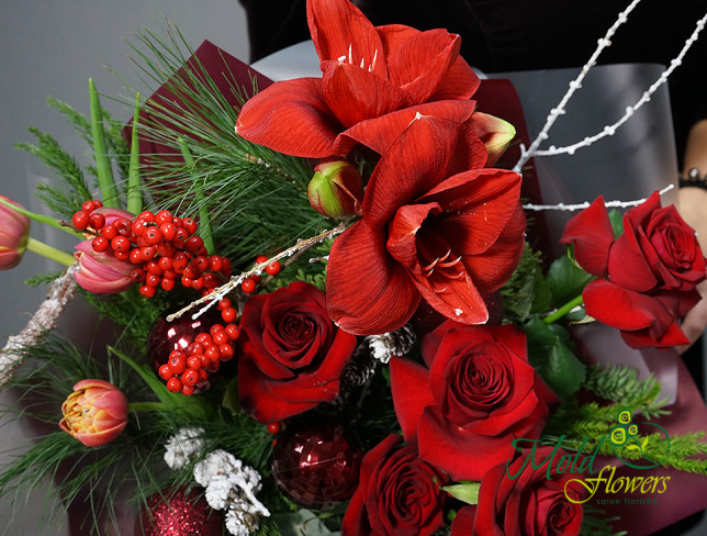 Зимний букет с красными розами и амариллис Фото